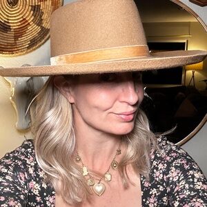 Lack of color wide brim hat with satin ribbon